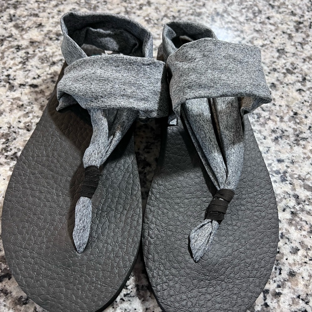 Skechers Yoga Foam Sandals —NWT SIZE 8